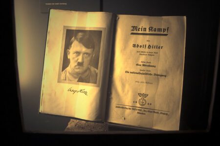 Aprovada proibição da circulação de ‘Mein Kampf’, de Adolf Hitler, na Capital