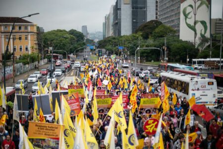 Porto Alegre, 26/04/2023: Ato unificado da Frente dos Servidores Públicos do RS (FSP/RS) em defesa do Ipê Saúde e por reajuste salarial. Foto: Luiza Castro/Sul21