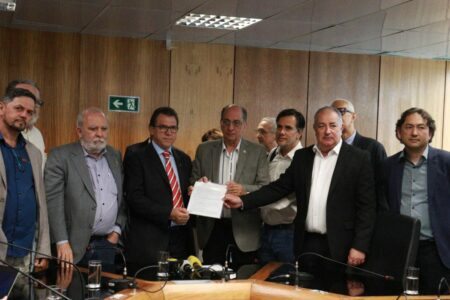Representantes de centrais sindicais entregaram proposta ao ministro Luiz Marinho | Foto: Leandro Gomes/CUT-DF