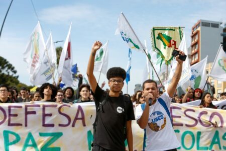 Em abril, manifestação de estudantes na região central de Porto Alegre defendeu a revogação do Novo Ensino Médio. Foto: Caco Argemi/CPERS