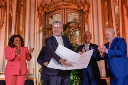 Chico Buarque recebe o prêmio em Lisboa. Foto: Ricardo Stuckert