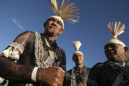 Indígenas chegam em Brasília para o Acampamento Terra Livre
