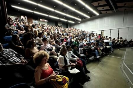 Lançamento da frente lotou o auditório da Universidade Estadual do Rio de Janeiro no último dia 11 de maio. Foto: Divulgacão 