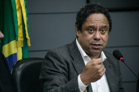 ‘Não votar e aceitar a pressão das big techs é um ato de covardia’, diz relator de PL das Fake News