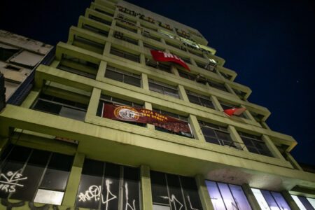 Cerca de 80 famílias ocupam prédio da União na Avenida Farrapos, em Porto Alegre