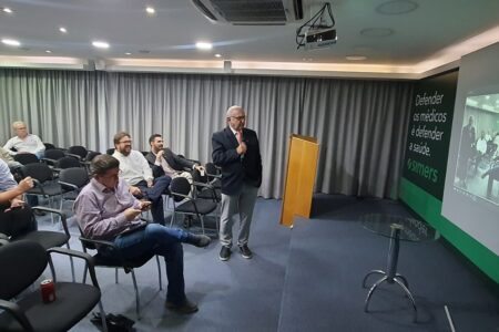 Presidente do Simers, Marcos Rovinski, conduziu a assembleia desta terça | Foto: Divulgação