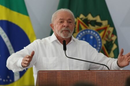Lula destaca que pandemia não acabou e alerta para necessidade de vacinação