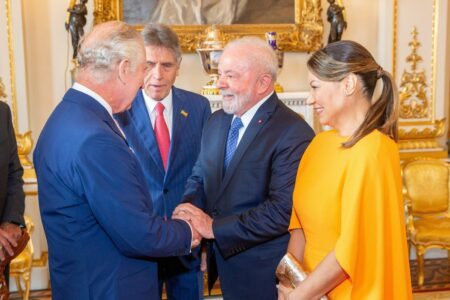 Rei Charles III pede a Lula que Brasil cuide da Floresta Amazônica