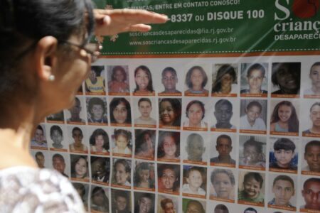 Ato em 2020 do Programa SOS Crianças Desaparecidas, no Rio de Janeiro, para divulgar imagens de crianças e adolescentes que sumiram. Foto: Tânia Rêgo/Agência Brasil