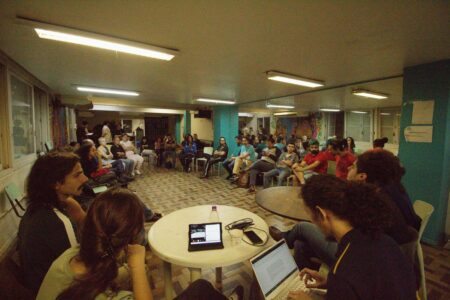 O DCE) da universidade realizou uma reunião que definiu uma agenda contra os desligamentos em massa. Foto: DCE/UFRGS