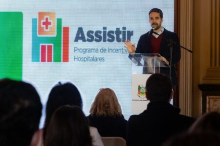 Programa Assistir foi lançado em 2021 pelo governo Eduardo Leite (Foto:  Felipe Dalla Valle/Palácio Piratini)