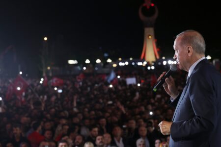 Tayyip Erdogan fala a seus apoiadores (Reprodução: Facebook)
