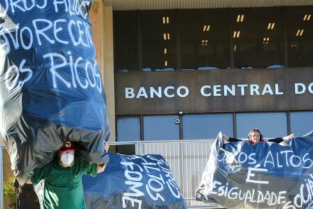 Integrantes de centrais sindicais fazem protesto contra os juros altos em frente à sede do Banco Central.  Foto: Fabio Rodrigues-Pozzebom/ Agência Brasil