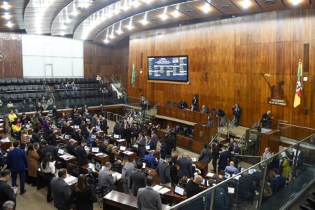 Assembleia aprova PL que reduz salário dos servidores para cobrir déficit do IPE Saúde
