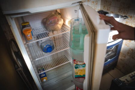 Servidor do Estado mostra geladeira vazia durante visita da reportagem | Foto: Joana Berwanger/Sul21