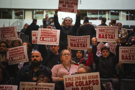 Servidores protestam contra PLC que propõe reestruturação do IPE Saúde a partir de aumento da contribuição do funcionalismo 
| Foto: Joana Berwanger/Sul21