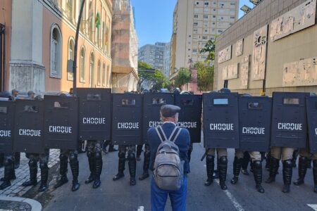 Brigada militar afasta manifestantes para deputados ingressarem na AL. Foto: Luiza Castro/Sul21