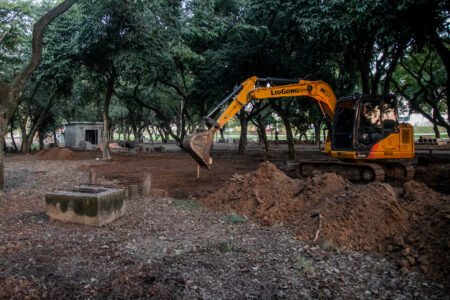 Máquinas no Parque Harmonia tiveram que parar as obras na última segunda-feira. Foto: Luiza Castro/Sul21