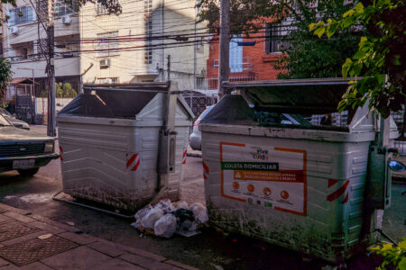 Contêineres de lixo na Rua Coronel Fernando Machado, no Centro Histórico. Foto: Luiza Castro/Sul21