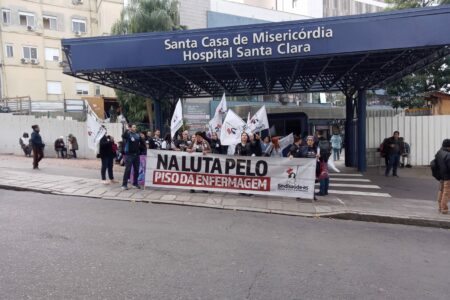 Em greve pelo pagamento do piso salarial, profissionais da saúde protestam no RS