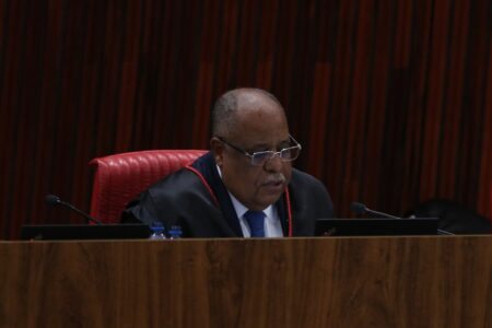 TSE: Julgamento é suspenso após relator votar por inelegibilidade de Bolsonaro