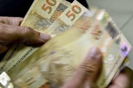 Desenrola, mas não cura o vício brasileiro do dinheiro caro (por Milton Pomar)
