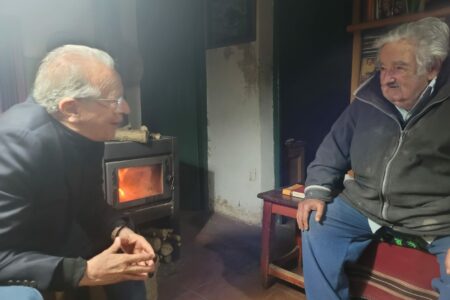 Tarso Genro e Pepe Mujica, na chácara-residência do ex-presidente uruguaio. (Divulgação)