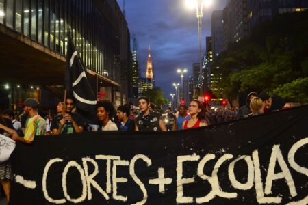 Manifestação do movimento secundarista em 2015 contra os cortes na educação e a reorganização escolar. Foto: Rovena Rosa/Agencia Brasil