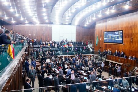 Sem quórum, votação da PEC dos símbolos volta a ser adiada no parlamento gaúcho