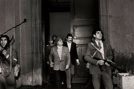 Salvador Allende se defende no Palácio La Moneda, no dia 11 de setembro de 1973. (Foto: Luis Orlando Lagos Vásques)