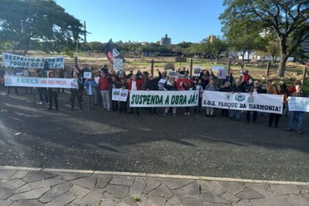 Manifestação pede suspensão das obras e do corte de árvores no Parque Harmonia