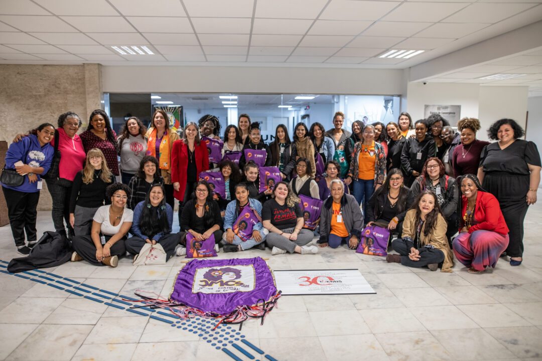 Ciberatleta cria associação de apoio às mulheres nos jogos eletrônicos -  22/10/2021 - UOL Universa