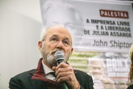Em Porto Alegre, pai de Assange diz acreditar que liberdade do jornalista está próxima