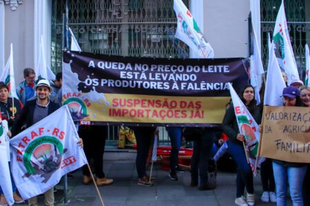 Agricultores realizaram manifestação em Porto Alegre (Foto: Vanessa Albuquerque/Divulgação)
