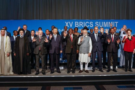 Presidente Lula e presidentes dos países amigos do BRICS, posam para foto oficial após a reunião do grupo, no Sandton Convention Centre, em Joanesburgo | Foto: Ricardo Stuckert / PR