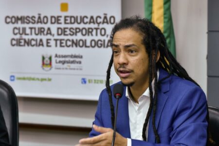 Matheus Gomes protocola projeto de lei que incentiva arborização urbana no RS