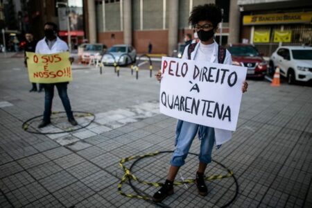 Protesto, em junho de 2020, contra a falta de políticas para o isolamento social diante da Prefeitura de Porto Alegre | Foto: Luiza Castro/Sul21