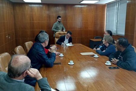 Direção do Simpa entregou ofício ao chefe de gabinete de Melo, André Coronel, em reunião na terça-feira | Foto: Divulgação/Simpa