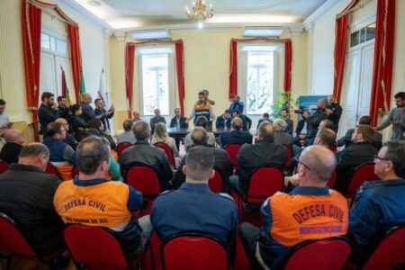 A prefeitos da Serra, Leite promete ‘todos os recursos necessários’ para reconstrução