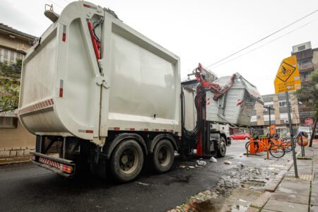 Caminhão realizando coleta de resíduos depositados em contêineres. Foto: Pedro Piegas/PMPA