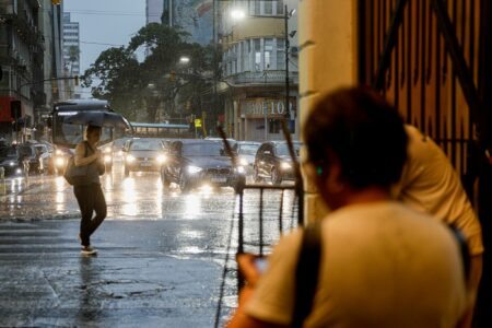 Defesa Civil emite alerta para chuvas volumosas e inundações em Porto Alegre