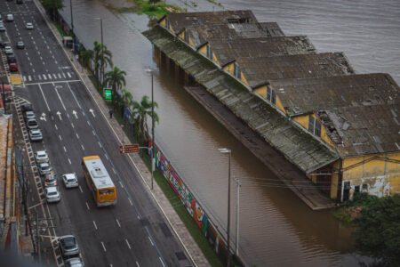 Elevação do nível do Guaíba causa inundação em diversos pontos da cidade. Vista da Avenida Mauá. Foto: Joana Berwanger/Sul21