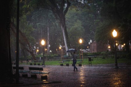 Universidades e escolas suspendem aulas e atividades administrativas devido às chuvas