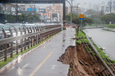 Chuvas provocam desabamento em trecho da ciclovia, entre a Avenida Ipiranga a Avenida Silva Só. Foto: Luiza Castro/Sul21