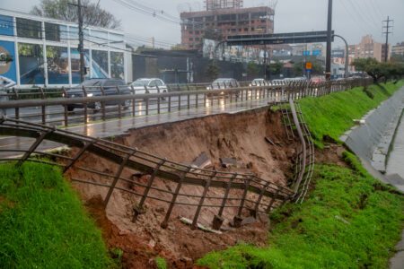 Após chuvas e desabamentos, Prefeitura decide interditar toda a ciclovia da avenida Ipiranga