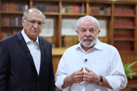 Ao lado do vice-presidente Alckmin, Lula anunciou novas medidas de apoio ao RS | Foto: Reprodução