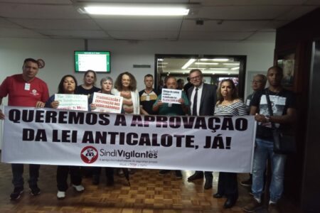 Representação de trabalhadores e parlamentares pedem a votação do projeto de lei | Foto: Divulgação 