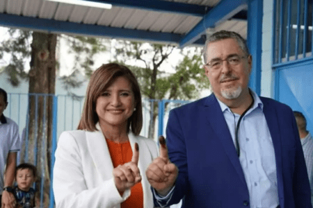 Cesar Bernardo Arévalo de León e Karin Herrera Aguilar, vitoriosos nas eleições presidenciais na Guatemala, e alvo de ameaças de morte [Reprodução/Mídia Social]