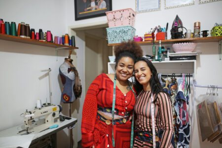 Flávia Nascimento e Renata Beina, integrantes do atelier de moda africana e afro-brasileira 'Criolando'. Foto: Luiza Castro/Sul21