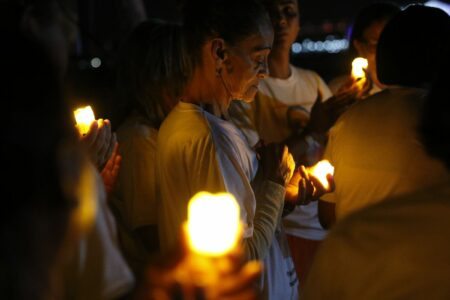 Mães de vítimas da violência policial participam de ato simbólico da Anistia Internacional nos 2 mil dias do assassinato de Marielle Franco e Anderson Gomes, na Praça Mauá. Foto: Fernando Frazão/Agência Brasil